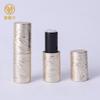 Tubo de lápiz labial con imán cepillado 3.5G Tubo de lápiz labial redondo con succión magnética tallado dorado Tubo de bálsamo labial Tubo vacío para lápiz labial DIY