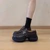 Versão em couro bovino salto grosso 6cm mocassins com fivela feminino bico redondo sola grossa sapatos pequenos de couro estilo retrô versátil rebite sapatos de peça única