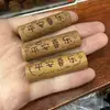 Escultura em madeira de pessegueiro natural, design "riqueza instantânea", disponível em vários estilos, formato retangular com dois furos, adequado para colares e chaveiros DIY