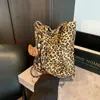 Bolsa Tote com Estampa de Leopardo Moda Transfronteiriça para Mulheres 2025 Nova Versátil Retrô Bolsa Transversal Bolsa de Ombro de Mão