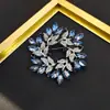 Broche de Ramillete de Flores Retro de Lujo Accesible Europeo y Americano para Mujer, Corsage Exquisito de Cristal Azul de Gama Alta, Pin de Diseño de Nicho con