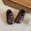 Sandalias para niños y niñas 2026 zapatos de verano para niños zapatos de bebé moda nuevos antideslizantes de suela blanda retro de punta cerrada zapatos para niños