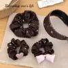 Scrunchie floral em forma de coração artístico estilo coreano vintage na cor café para meninas, oferecendo um visual de alta qualidade, elegante e moderno