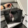 Bolsa de ombro retrô de grande capacidade estilo coreano 2026, perfeita para a escola, o trabalho e o uso diário; uma bolsa tote minimalista e estilosa com um design único