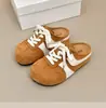 Meias-pantufas Fechadas Estilo Francês para Uso Externo, Novo Modelo Primavera/Verão 2026, Bloqueio de Cores Estiloso, Sandálias Slip-On com Cadarço de Solado Grosso Estilo Birkenstock