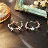 Pendientes de Aguja de Plata con Goteo de Aceite de Trébol de Cuatro Hojas Estilo Retro Francés Lujo Accesible Pendientes de Alta Gama en Forma de C Moda para Mujer Pendientes Estilo Hada