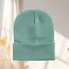 Gorro de lana otoño e invierno gorro para el frío gorro de punto para pareja color caramelo gorro de punto para pullover patrón de texto con logotipo bordado personalizado