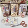 Nuevas Tijeras de Dibujos Animados Creativas Papelería Tijeras de Arte Cubierta Protectora Estudiantes de Primaria Hecho a Mano DIY con Tapa Protectora Cabeza Redonda