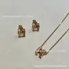Collar H de bloques de color pendientes mini pop de letra H 18k para mujer versátil moderno lujo ligero alta gama regalo del Día de San Valentín