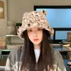 Nuevo Sombrero de Pescador de Felpa con Estampado de Leopardo para Otoño/Invierno 2025 con Orejas Lindas, Sombrero de Cubo Cálido, Sombrero de Moda Esencial para el Viaje Diario