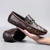 Loafers Masculinos de Couro Estilo Retrô Primavera/Verão 2025 Sapatos de Dirigir Slip-On Tendência Mocassins Estilo Coreano Tamanho Grande