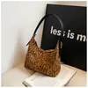 Bolso Grande de Estampado de Leopardo para Mujer 2024 Nuevo Otoño e Invierno Bolso de Hombro para el Trabajo Bolso Tote Tipo Cubo Cruzado Versátil
