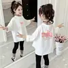 Nova Camiseta de Algodão de Manga Longa para Meninas Primavera/Outono, Blusa Casual Solta com Desenho para Crianças de Média/Maior Porte, Camiseta Básica de Gola Redonda Infantil