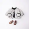 Conjunto acolchado acolchado para niña para otoño e invierno, engrosado para abrigar, elegante atuendo para bebé niña, conjunto cálido de invierno de tres piezas para bebé e infante