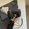 Bolso cruzado minimalista de cuero suave con correa de cadena a la moda, nuevo bolso de hombro casual para la primavera de 2026, bolso de mujer moderno y elegante