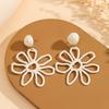 Aretes de flor hueca tejidos a mano en rafia, de color personalizado transfronterizo para verano, estilo vacacional fresco y pequeño de Europa y Estados Unidos
