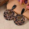 Pendientes acrílicos con estampado de leopardo europeo y americano de otoño e invierno, estilo Hong Kong, con cara blanca Maillard, pequeños pendientes de alta gama para mujer.