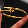 Pulsera de acero inoxidable dorada transfronteriza, traje de pulsera de trébol de cintura pequeña con tachuelas, brazaletes dorados