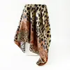 Lenço de Seda Estampado de Leopardo Mais Vendido para Comércio Exterior, Lenço Quadrado de Cetim Color-Blocking Estilo Europeu e Americano 90cm, Lenço de Cabeça, Xale e Lenço da Moda