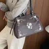 Bolsa de veludo 2026, bolsa tote de grande capacidade, design bordado vintage, adequada para o outono, versátil, novo estilo camurçado, simples e moderna para mulheres