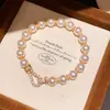 Pulseira de Pérolas Simples e Fashion com Zircônias Estilo Francês, Luxo Leve, Sensação de Alto Padrão, Pulseira Versátil, Acessório de Mão Fashion e Elegante para Mulheres