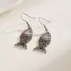 Aretes huecos de metal con forma de pez estilo europeo y americano y conjunto de collar, aretes largos versátiles con borlas y cadena para la clavícula al por mayor