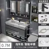 Tocador de baño estilo lujo, diseño moderno y minimalista, con lavabo integrado de roca, gabinete para lavabo y unidad de tocador con espejo