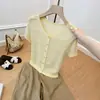 Camiseta de punto hueca amarilla única y hermosa de manga corta para mujer, diseño deslumbrante de verano, seda de hielo, hombro normal, top fino