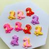 Nuevos accesorios de resina de dinosaurio pequeño de dibujos animados, funda para teléfono, llavero colgante, material para joyería DIY al por mayor
