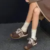 Zapatillas de entrenamiento retro alemanas versátiles de bloques de color para mujer, zapatos casuales de otoño 2026, estilo nuevo, cuero suave, suela gruesa