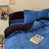 Nueva colección de invierno: Rayado azul y negro, cálido y engrosado, juego de ropa de cama de cuatro piezas con acabado de terciopelo de leche, que incluye una sábana plana, una funda de edredón y una sábana bajera.