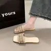Sandálias femininas de tecido com fundo plano estilo francês para uso externo, nova moda de verão 2026, chinelos de praia macios