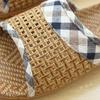 Nueva alfombrilla de verano Cuatro Estaciones de bambú ratán paja diseño a cuadros creativo para hombres y mujeres interior antideslizante hogar zapatillas japonesas al por mayor