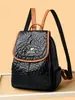 Mochila Feminina de Luxo 2025 Nova de Grande Capacidade Fashionável Couro Macio Mochila para Estudante Universitário Bolsa Escolar Pequena Simples Tendência
