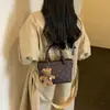 Bolsa de balde estilo coreano, descontraída e chique, nova coleção outono 2026, uma bolsa de mão estilosa e moderna com design de coração, perfeita como bolsa de ombro ou bolsa transversal.