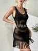 Vestido de crochê artesanal estilo boho com franjas, perfeito como saída de praia ou sobreposição de maiô, apresentando um design de rede vazada