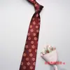 Corbata británica nueva de cuero para hombre con forma de corazón de flor de poliéster corbata de mano corbata de negocios en stock al por mayor