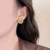 Novos Brincos de Ouro com Filigrana e Zircônia Estilo Chinês para Mulheres Design Retro de Nicho Brincos de Tarraxa Únicos Toque de Luxo Leve Joia de Orelha de Alto Padrão
