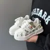 Tênis Infantis Cartoon Novidade Primavera/Verão 2026 Sapatos Esportivos para Meninos e Meninas Crianças Maiores Casual Trendy com Solado Grosso Sapatos Brancos