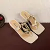 Nuevas Chanclas Cuadradas Abiertas 2025 para Uso en Exteriores Versátiles de Tira Casual Planas Hebilla Metálica Sandalias de Nicho Verano
