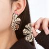 Pendientes de flores tridimensionales de metal transfronterizos de Europa y Estados Unidos con lazo de temperamento sexy y forma irregular de leopardo