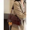 Bolso vintage para mujer, gran capacidad, nuevo otoño e invierno 2024, informal, combinable, de alta gama, bolso de trabajo de un solo hombro para mujer.