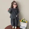 Conjunto de Lã para Meninas Outono 2026 Nova Moda Elegante Conjunto de Três Peças Listrado para Bebê Menina