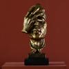 El silencio retro nórdico es oro, no es un regalo, no se ven artesanías, decoración, escultura, oficina, restaurante, arte, decoraciones