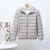Jaqueta de Penas Leve Nova Outono/Inverno 2025 para Gordinhas e Tamanhos Maiores, Curta, Gola Alta, Look Emagrecedor Moderno, Jaqueta Casual com Bainha para Mulheres