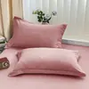 Un par de fundas de almohada de algodón lavado, cada una de 48 cm x 74 cm, adecuadas para camas individuales o dobles, en colores lisos