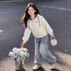 Conjunto de Dos Piezas de Moda para Niñas 2026 Primavera y Otoño, Chaqueta con Capucha y Cremallera de Retazos con Lazo y Jeans