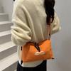 Bolsa Feminina Transversal de Nylon Coreana para Commuter Estilo Cool Hot Girl Baguete Axilar de Ombro Casual