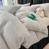 Conjunto de cama de quatro peças simples e elegante em veludo de leite branco-creme, com um design de veludo espesso e estampado, adequado para outono e inverno, incluindo uma capa de edredom e três outras peças