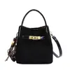 Bolso tipo cubo liso, simple y casual, bolso de hombro para mujer, nuevo estilo 2026, adecuado para el trabajo y los desplazamientos, un bolso cruzado moderno y elegante